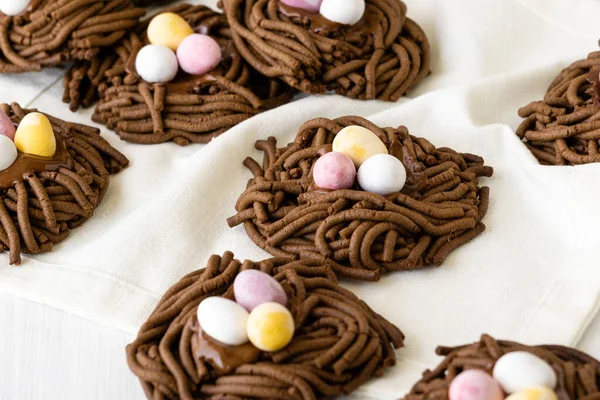 Paskalya çikolatalı kurabiyesi. Beyaz arka planda tatlı yumurtalı yuvalar