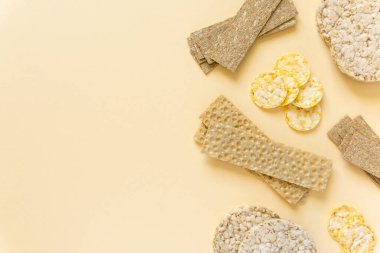 Bej arkaplan üzerinde çeşitli gevrekler düz yatıyordu, metin için boşluk