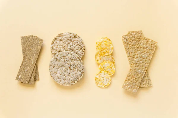 Διάφοροι τύποι υγιούς ψωμιού σε μπεζ φόντο, κορυφαία άποψη Εικόνα Αρχείου