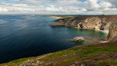 Yazın bulutlu bir günde Cap de la Chevre (Crozon, Brittany, Fransa) kıyısında
