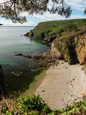 Yazın bulutlu bir günde Cap de la Chevre (Crozon, Brittany, Fransa) kıyısında