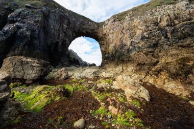 Pointe de Dinan 'da deniz kemeri (Crozon, Brittany, Fransa) yazın bulutlu bir günde