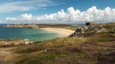 Yazın güneşli bir günde Point de Pen-Hir (Crozon, Brittany, Fransa) kıyısında
