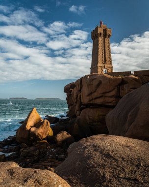 Ploumanac 'h' ın (Brittany, Fransa) pembe granit deniz feneri serinletilmiş magmanın aşınmasıyla oluşan kaotik kaya oluşumlarının ortasında duruyor. Adı Breton 