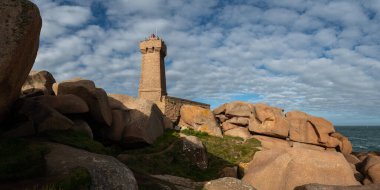 Ploumanac 'h' ın (Brittany, Fransa) pembe granit deniz feneri serinletilmiş magmanın aşınmasıyla oluşan kaotik kaya oluşumlarının ortasında duruyor. Adı Breton 