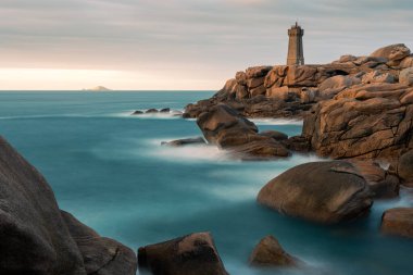 Ploumanac 'h' ın (Brittany, Fransa) pembe granit deniz feneri serinletilmiş magmanın aşınmasıyla oluşan kaotik kaya oluşumlarının ortasında duruyor. Adı Breton 