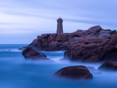 Ploumanac 'h' ın (Brittany, Fransa) pembe granit deniz feneri serinletilmiş magmanın aşınmasıyla oluşan kaotik kaya oluşumlarının ortasında duruyor. Adı Breton 
