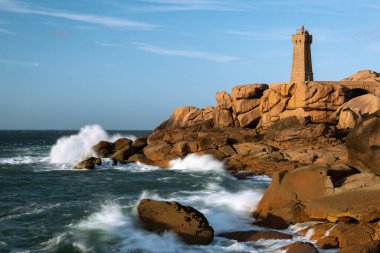 Ploumanac 'h' ın (Brittany, Fransa) pembe granit deniz feneri serinletilmiş magmanın aşınmasıyla oluşan kaotik kaya oluşumlarının ortasında duruyor. Adı Breton 