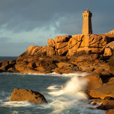 Ploumanac 'h' ın (Brittany, Fransa) pembe granit deniz feneri serinletilmiş magmanın aşınmasıyla oluşan kaotik kaya oluşumlarının ortasında duruyor. Adı Breton 