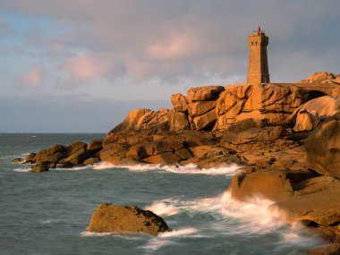 Ploumanac 'h' ın (Brittany, Fransa) pembe granit deniz feneri serinletilmiş magmanın aşınmasıyla oluşan kaotik kaya oluşumlarının ortasında duruyor. Adı Breton 