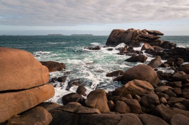 Yazın güneşli bir günde, kuzey Brittany 'deki Pink Granite Sahili' nde ilginç bir kaya oluşumu