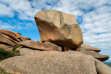 Yazın güneşli bir günde, kuzey Brittany 'deki Pink Granite Sahili' nde ilginç bir kaya oluşumu