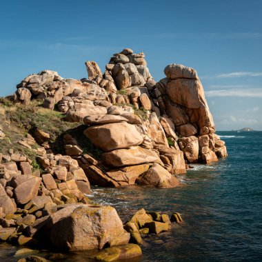 Yazın güneşli bir günde, kuzey Brittany 'deki Pink Granite Sahili' nde ilginç bir kaya oluşumu