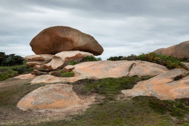 Kuzey Brittany 'deki Pembe Granit Sahili' nde (Fransa) güneşli bir yaz gününde ilginç kaya oluşumu (plaka)