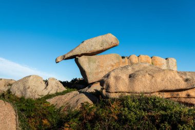 Kuzey Brittany 'deki Pembe Granit Sahili' nde (Fransa) güneşli bir yaz gününde ilginç kaya oluşumu (şişe)