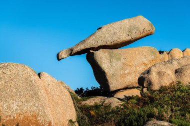 Kuzey Brittany 'deki Pembe Granit Sahili' nde (Fransa) güneşli bir yaz gününde ilginç kaya oluşumu (şişe)