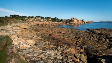 Yazın güneşli bir günde, kuzey Brittany 'deki Pink Granite Sahili' nde ilginç bir kaya oluşumu