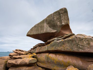 Yazın güneşli bir günde, kuzey Brittany 'de Pembe Granit Sahili' nde ilginç kaya oluşumu (Rock of the De)