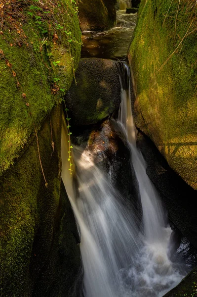 Pequena Cachoeira Gouffre Floresta Huelgoat Bretanha França Dia Ensolarado Verão — Fotografia de Stock