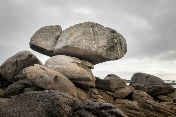 Interessante Formazione Rocciosa Sulla Costa Atlantica Nel Nord Della Bretagna — Foto Stock