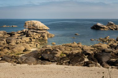 Kuzey Brittany 'de (Fransa) Atlantik kıyılarında ilginç bir kaya oluşumu, yazın güneşli bir günde