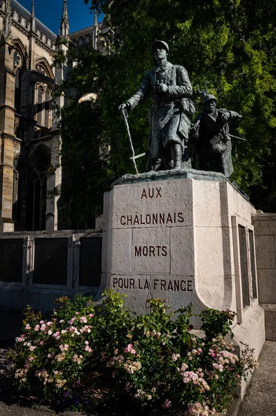 Monumento Derniere Relévese Frente Catedral Chalon Champagne Francia Caluroso Día — Foto de Stock