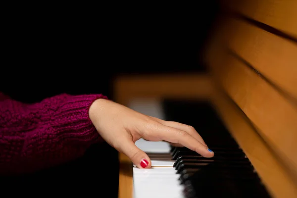 Рука Девушки Цветными Ногтями Пианино — стоковое фото