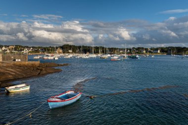 Ploumanach, Fransa - 25 Ağustos 2020: Parçalı bulutlu bir yaz gününde Ploumanach Limanı