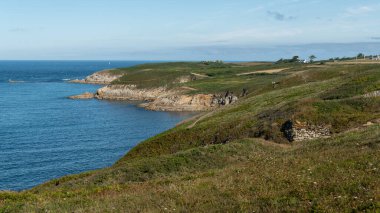 Yazın güneşli bir günde Pointe de Corsen (Brittany, Fransa) kıyısında