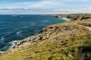 Yazın güneşli bir günde Pointe de Corsen (Brittany, Fransa) kıyısında