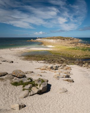 Yazın güneşli bir günde Pointe de Corsen (Brittany, Fransa) kıyısında
