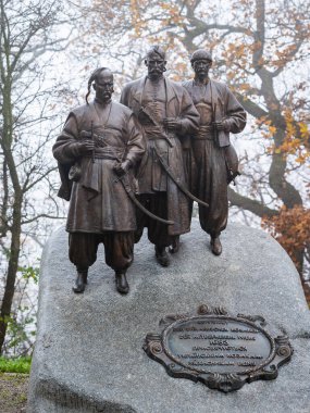 Viyana 'da (Avusturya) Leopoldsberg' deki Ukrayna Kazakları anıtı. Kazaklar 1683 yılında şehrin Türklerden kurtarılmasına yardım ettiler. Yazı: 1683 yılında Viyana 'nın eş kurtarıcıları olan Ukrayna Kazaklarına ithaf edilmiştir.