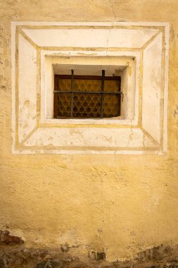 Wiessenkrichen 'de (Avusturya) eski bir çiftlik evinin küçük penceresinin kapatılması)