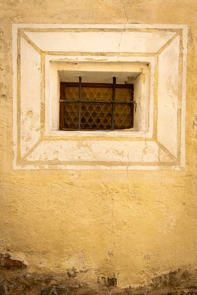 Wiessenkrichen 'de (Avusturya) eski bir çiftlik evinin küçük penceresinin kapatılması)