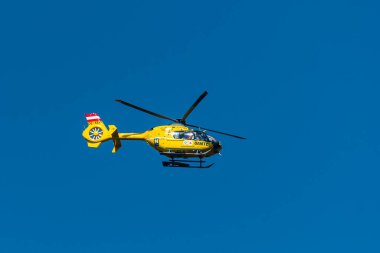 Viyana, Avusturya 31 Mart 2021: Avusturya 'da mavi gökyüzünde uçan bir ambulans helikopteri