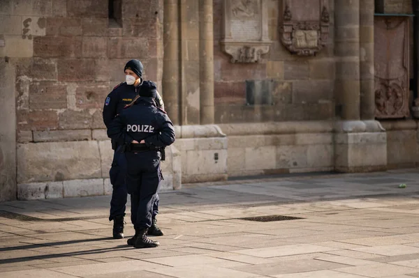 Wien Österreich Februar 2021 Zwei Österreichische Polizisten Stehen Vor Der — Stockfoto