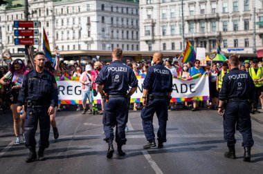 Viyana, Avusturya - 19 Haziran 2021: Viyana Sosis Halkası Gururu Polisi