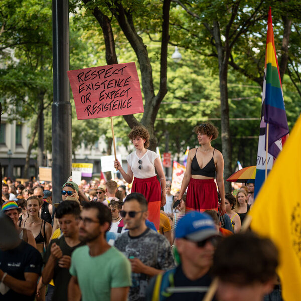 Вена, Австрия - 19 июня 2021 года: Люди в Вене Гордость на Винер Рингштрассе