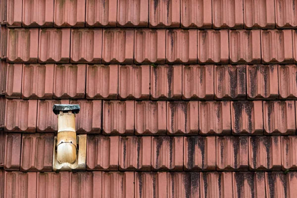 Abstrakt Staré Střechy Komínem Střešní Tašky Zataženo Létě — Stock fotografie