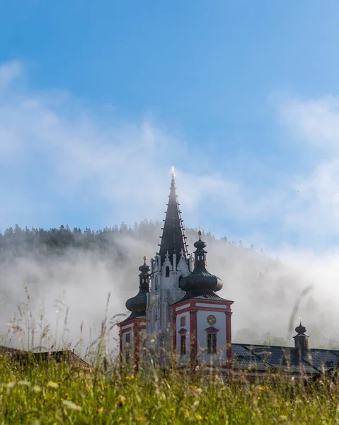 マリアの聖母マリアの誕生の大聖堂 オーストリア 霧の朝 これはオーストリアで最も重要な巡礼地であり ヨーロッパで最も訪問された神社の1つです — ストック写真
