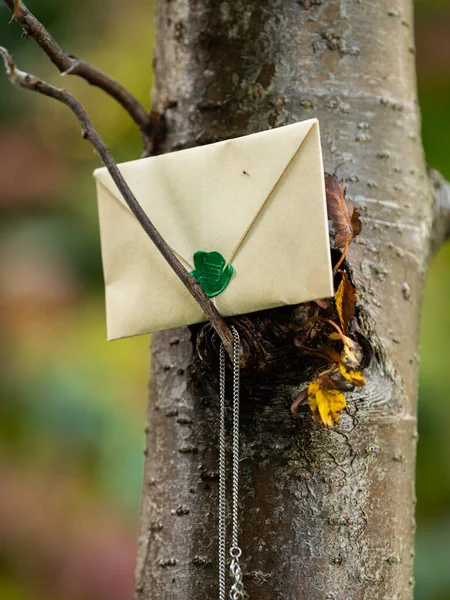 木に緑のシールを貼った閉じた茶色の紙の封筒 — ストック写真