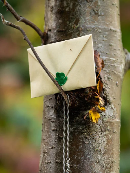 Sobre Cerrado Papel Marrón Con Sello Verde Puesto Árbol —  Fotos de Stock