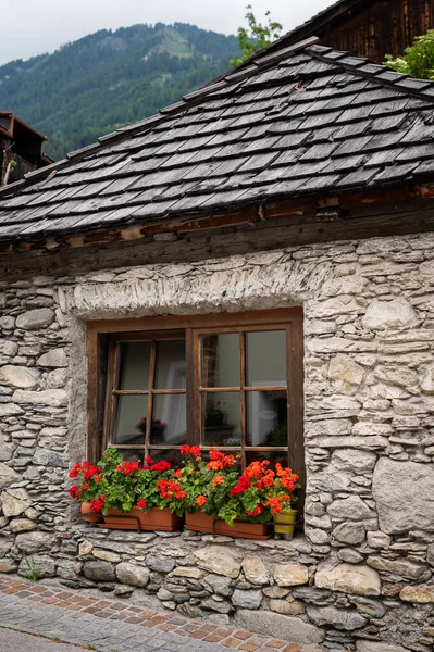 Old Stone House Red Flowers Matrei Osttirol Cloudy Day Summer — Stock Photo, Image