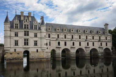 Chenonceaux, Fransa - 7 Ağustos 2013: Kültürel mirası gösteren nehir ve tarihi kemerlerle Chenonceau Şatosu 'nun güneşli yaz manzarası