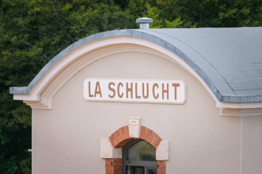 Le Valtin, Fransa - 28 Temmuz 2022: Bulutlu bir yaz günü Fransa 'da La Schlucht yazıtlı yapı ayrıntıları