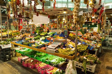 Firenze, İtalya - 31 Ekim 2016: Firenze 'deki İtalyan pazarındaki renkli sebze tezgahında taze ürün ve canlı kapalı alan atmosferi gösteriliyor
