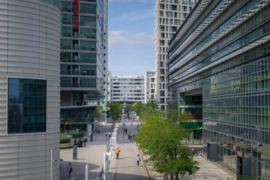 Viyana, Avusturya - 8 Eylül 2022: Donauplatte 'de güneşli sonbahar sabahlarında ele geçirilen yüksek binalara bakın