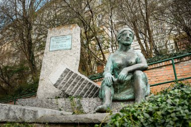 Viyana, Avusturya - 28 Şubat 2022: Savaş sonrası dönemde Viyana 'da sergilenen Truemmerfrauen kadınlarına adanmış anıt.