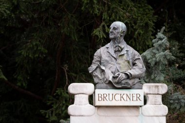 Viyana, Avusturya - 29 Şubat 2020: Viyana Stadtpark 'ta kış mevsiminde ele geçirilen besteci Anton Bruckner anıtı.