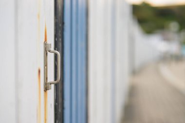 Yport, Fransa 'daki sahil kulübelerinden, yaz mevsiminde kırsal cazibe ve ayrıntıları gösteren bir kapı kolu..